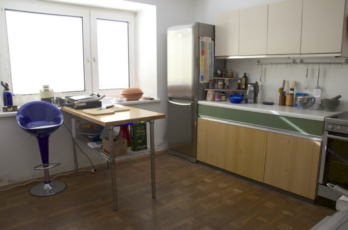 Küche mit Südfenster • starker Schimmel 20 - 50 cm hoch an allen Wänden